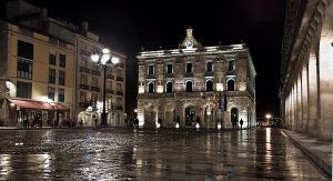 Plaza Mayor y Ayuntamiento.